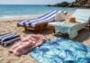 Brzosušeći peškir za plažu postao ljetni hit: Stane u malu torbu, ali krije i nekoliko nedostataka Brzosušeći peškir za plažu i klasični frotirski peškiri na ležaljkama i pijesku uz more