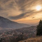 Fenski vjetar nije ni bura ni maestral: Zašto podiže temperaturu i kako utiče na zdravlje Fenski vjetar iznad planinske doline tokom toplotnog vala