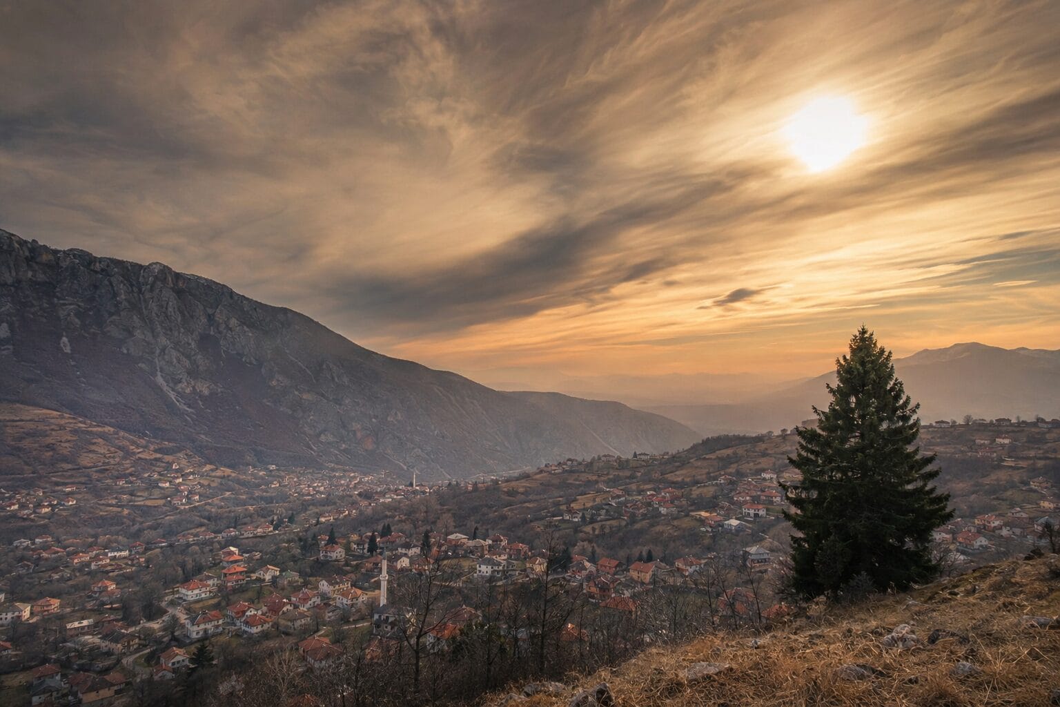 Fenski vjetar iznad planinske doline tokom toplotnog vala