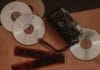 CD playeri se vraćaju u modu, a najviše ih kupuju mladi koji ih gotovo nisu ni koristili CD playeri ponovo se vraćaju u modu, a sve više ih kupuju mladi koji su odrasli uz streaming. Evo šta stoji iza novog retro trenda.