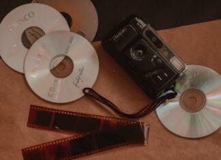 CD playeri ponovo se vraćaju u modu, a sve više ih kupuju mladi koji su odrasli uz streaming. Evo šta stoji iza novog retro trenda.