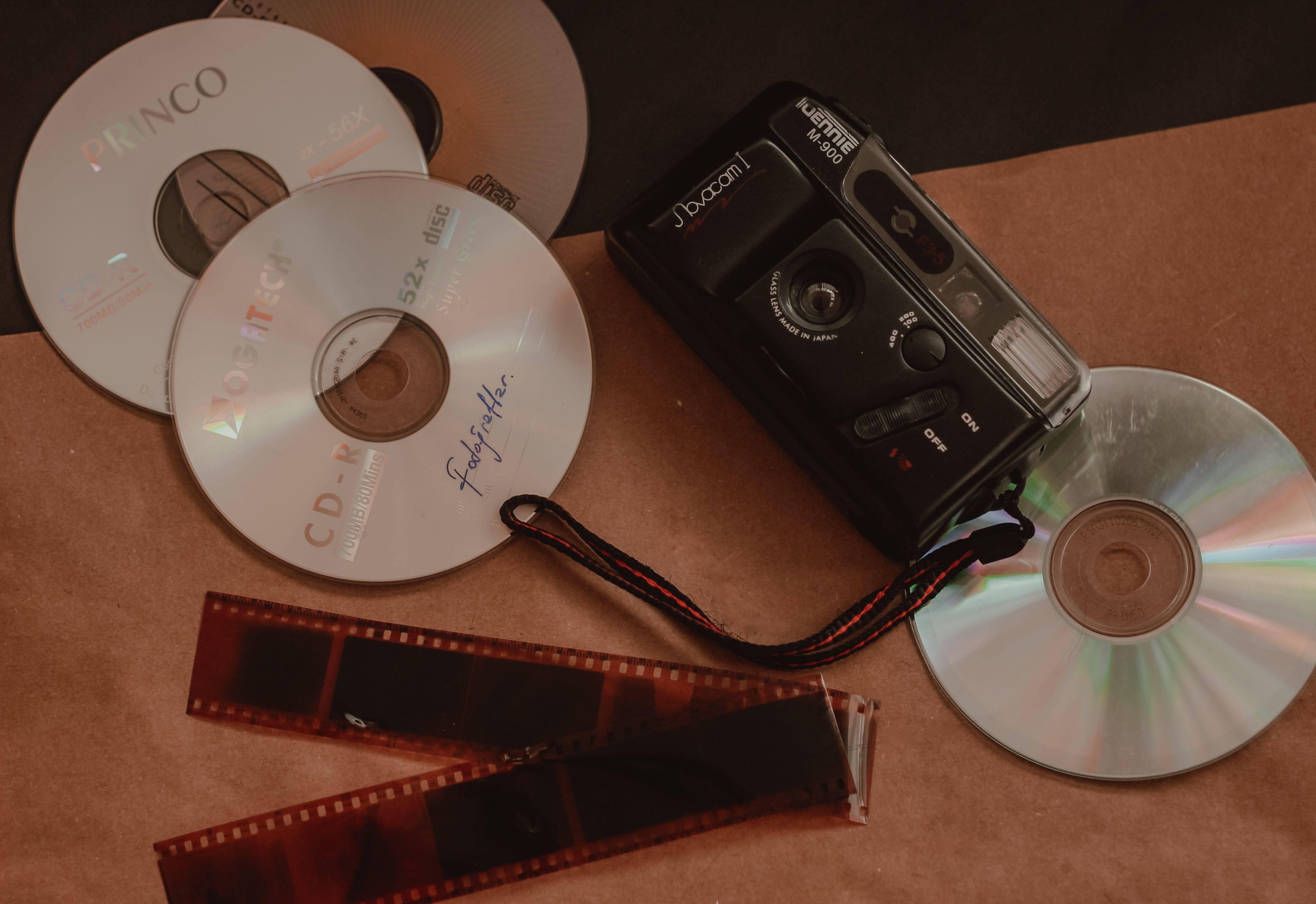 pexels-emine-canpolat-54518645-9055335 CD playeri ponovo se vraćaju u modu, a sve više ih kupuju mladi koji su odrasli uz streaming. Evo šta stoji iza novog retro trenda.