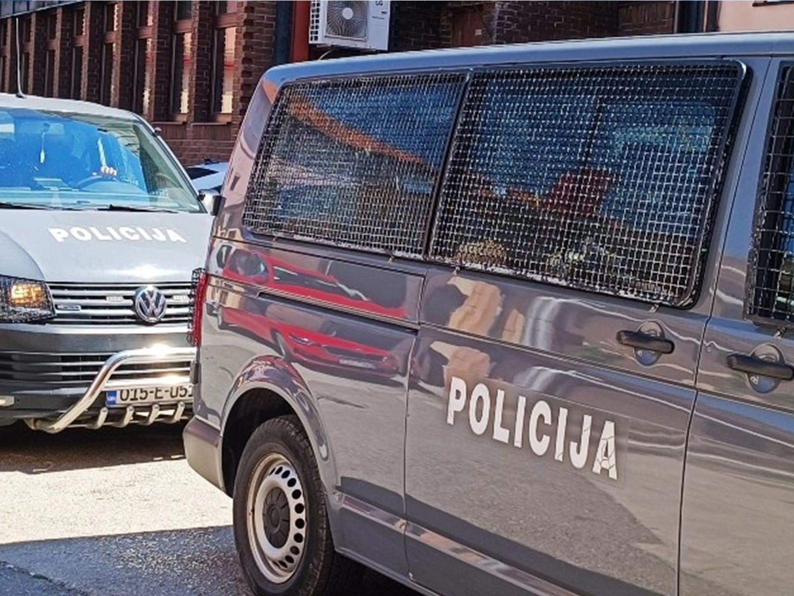 policija cover Dvojica Tuzlaka osumnjičena su za teško povređivanje i krađu počinjene na štetu 27-godišnjaka, nakon čega su predati Tužilaštvu TK.
