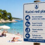 Pravila ponašanja na hrvatskim plažama istaknuta na tabli pored mora