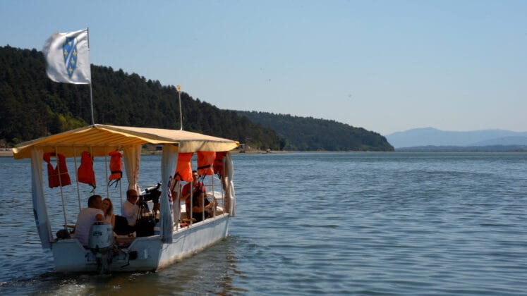Novinarska regata na Modracu okupila medije i ljubitelje prirode