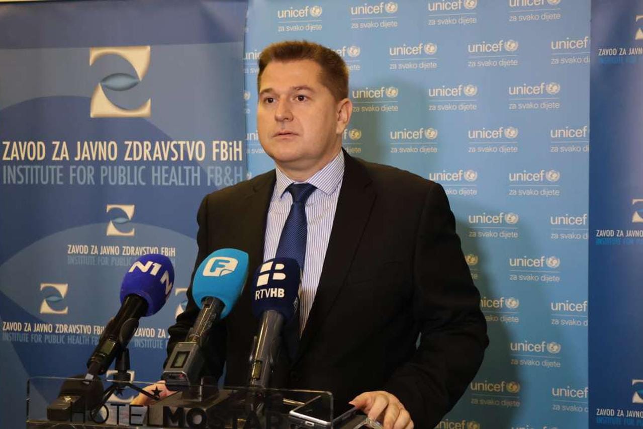 sinisa skocibusic Federaciji Bosne i Hercegovine zasad nema prijavljenih slučajeva zaraze virusom Zapadnog Nila, potvrdio je direktor Zavoda za javno zdravstvo FBiH dr. Siniša Skočibušić.
