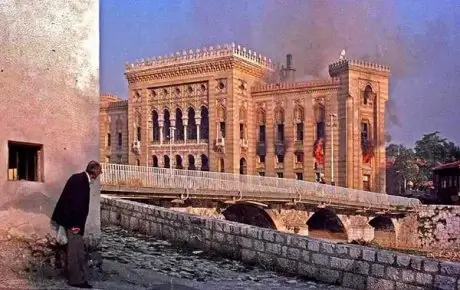 vijecnica_rat_2 Sarajevska Vijećnica gorjela prije 34 godine: U plamenu nestalo oko dva miliona knjiga