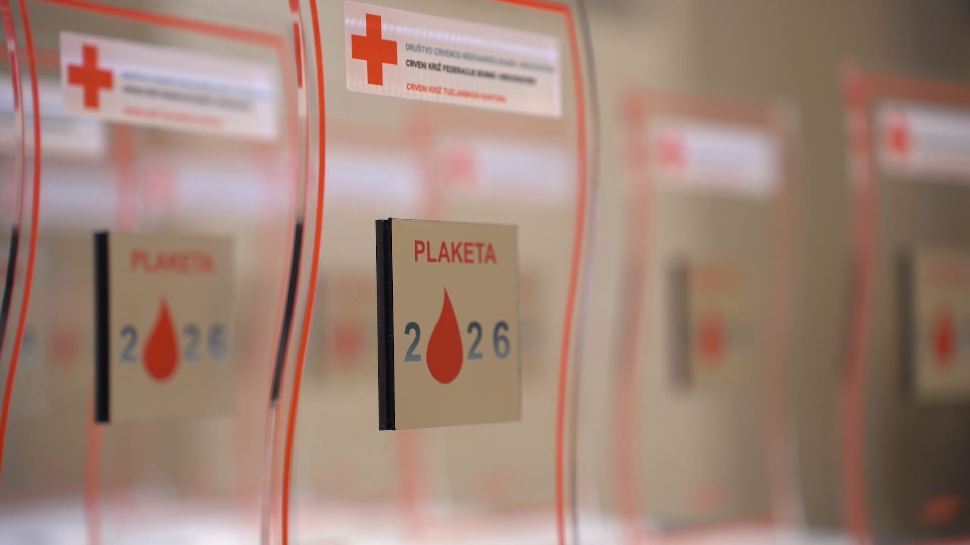 plakete darivanje krvi Dobrovoljno darivanje krvi: Uručena 52 priznanja darivaocima u TK