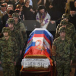 Ratni zločinac Ratko Mladić sahranjen u Beogradu uz vojne počasti