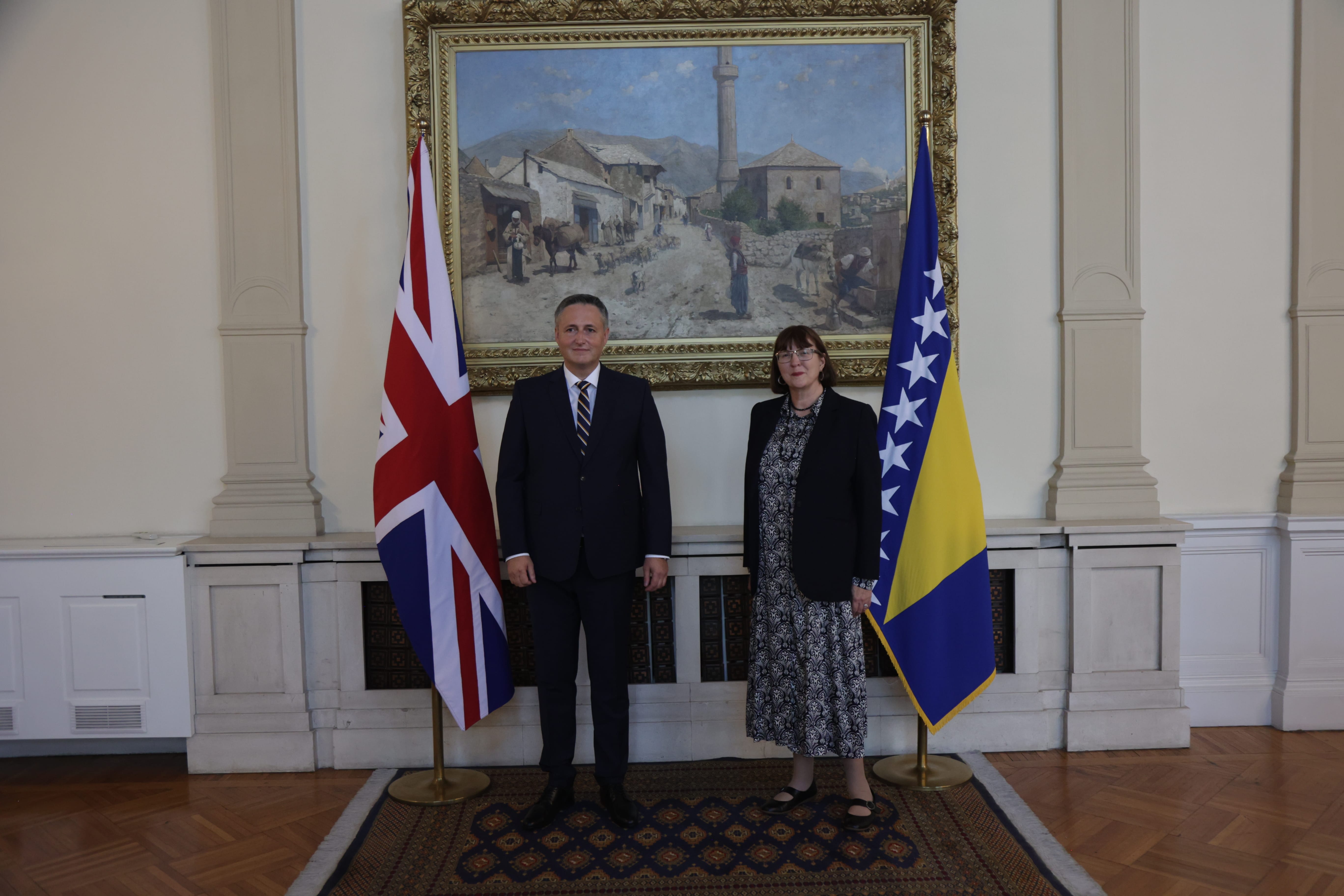 ambasadorica UK Danas je novoimenovana ambasadorica Ujedinjenog Kraljevstva Velike Britanije i Sjeverne Irske u Bosni i Hercegovini, Nj. E. Dawn McKen (Don Meken), predala akreditive