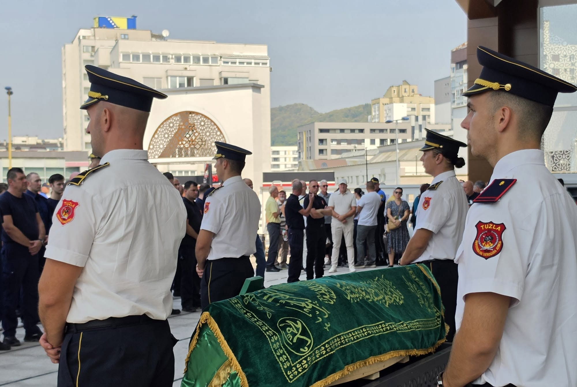 DZENAZA VATROGASAC Tuzlanski vatrogasci ispratili kolegu Mujića: Pamtit ćemo ga samo po dobrom