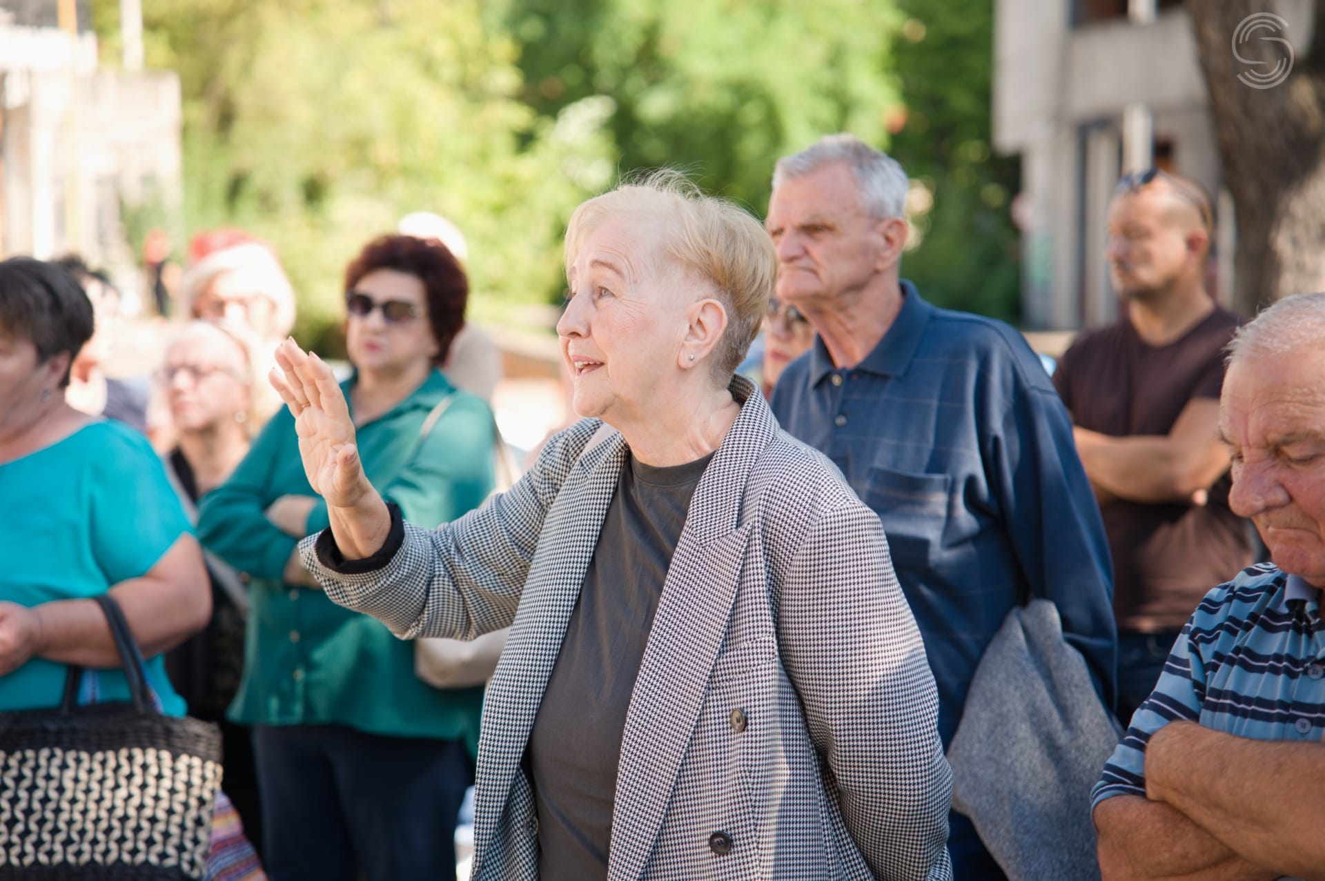 Mirno okupljanje u Tuzli zbog pritvora maloljetnici Mirno okupljanje u Tuzli zbog pritvora maloljetnici