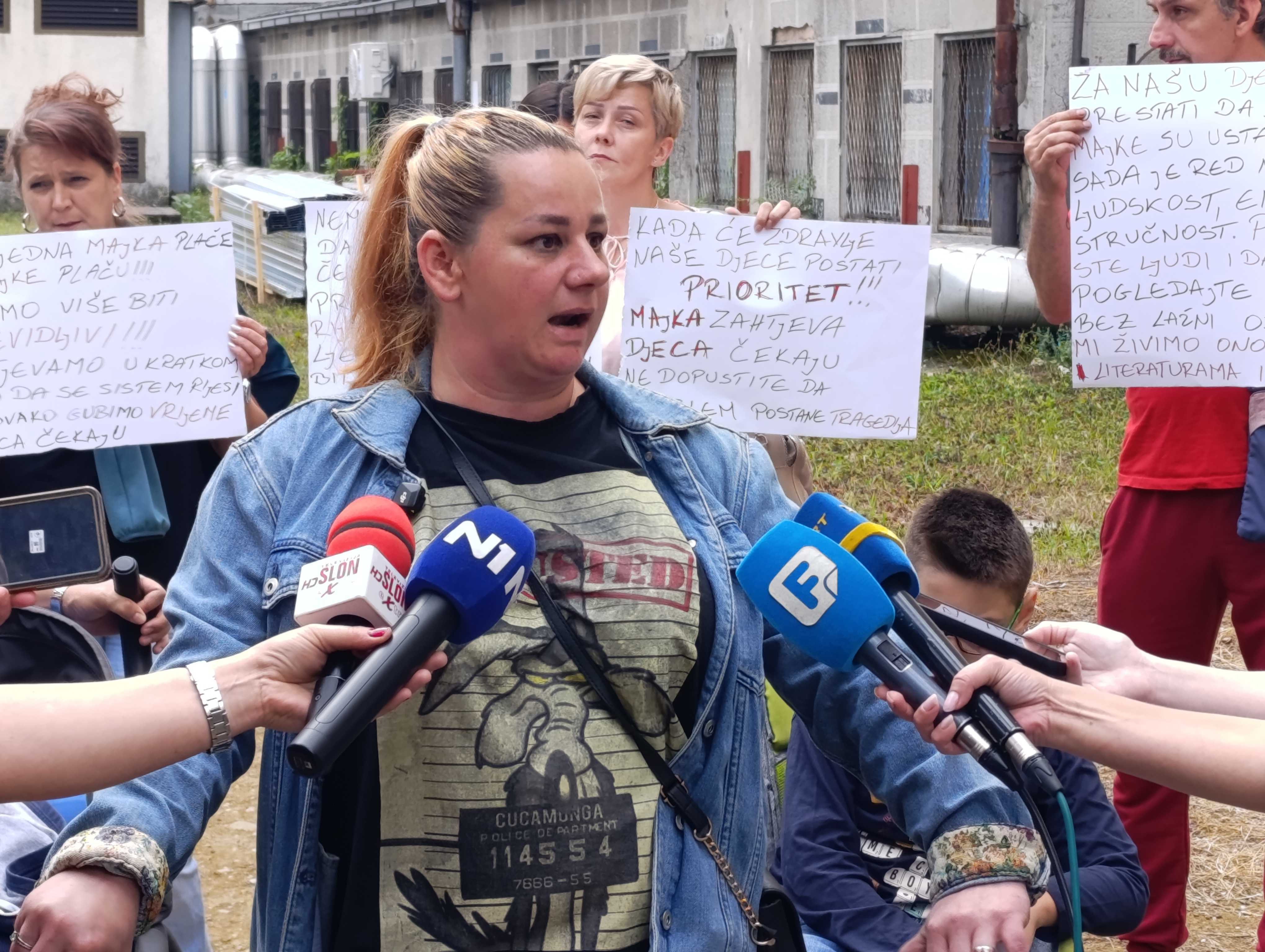 protesti ukc Roditelji protestovali ispred UKC-a Tuzla, traže više specijalista za djecu