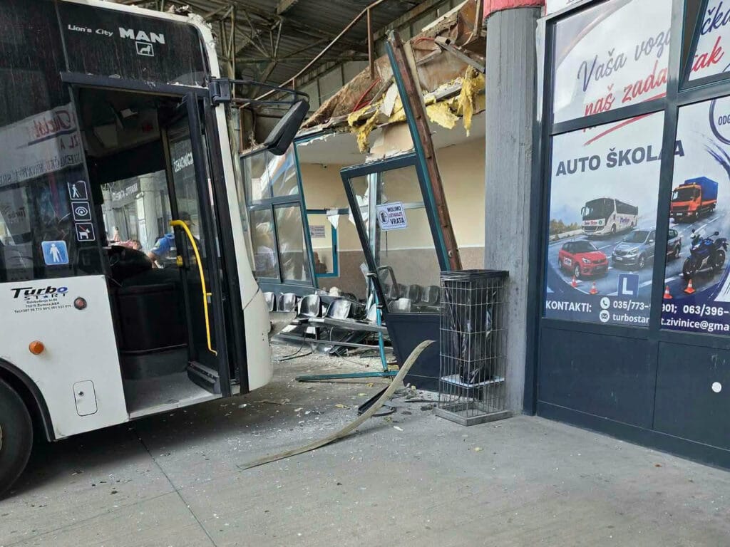 Autobus udario u autobusku stanicu u Živinicama, povrijeđene tri osobe