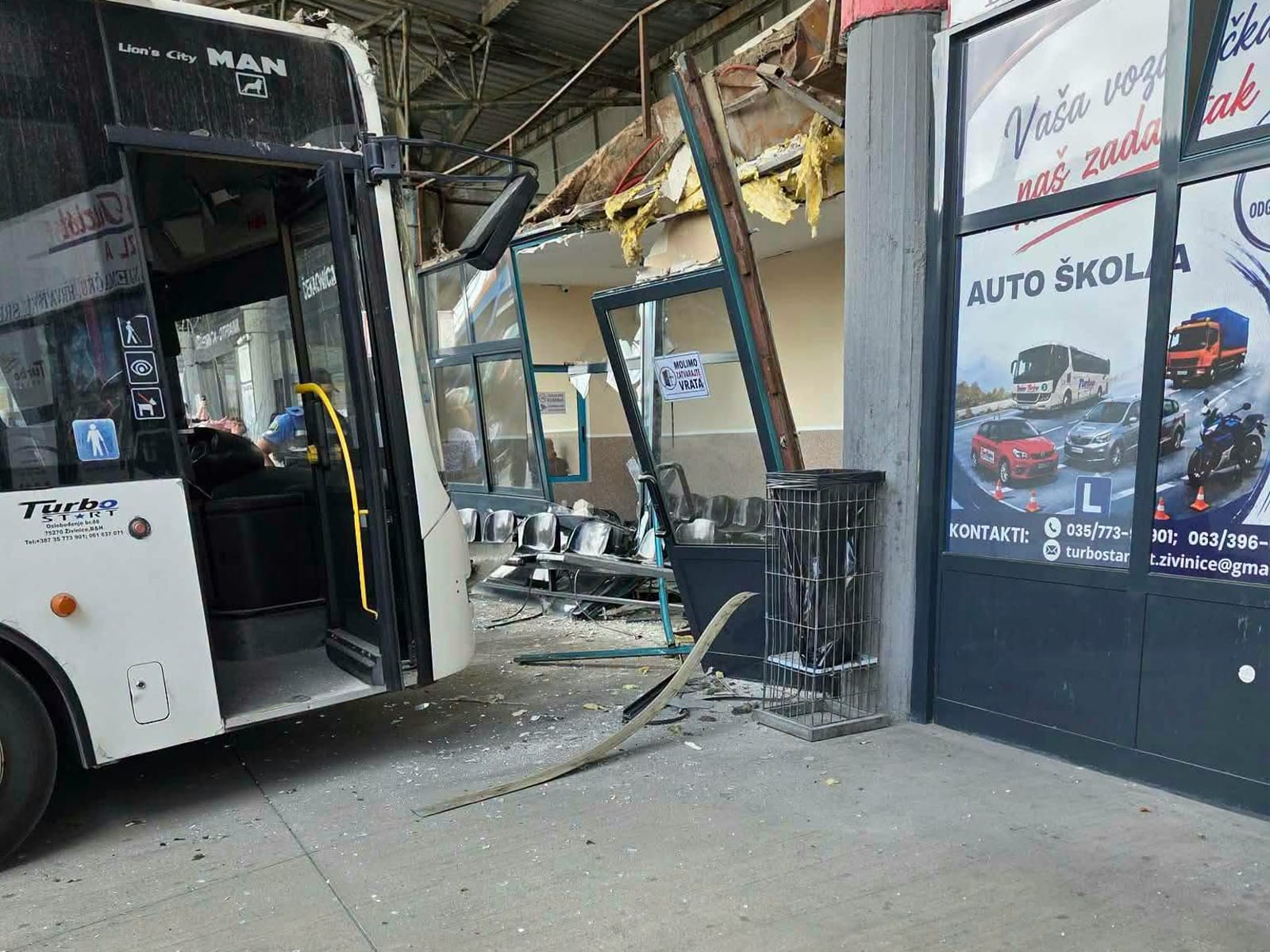 autobus zivinice cover 1 Autobus udario u autobusku stanicu u Živinicama, povrijeđene tri osobe