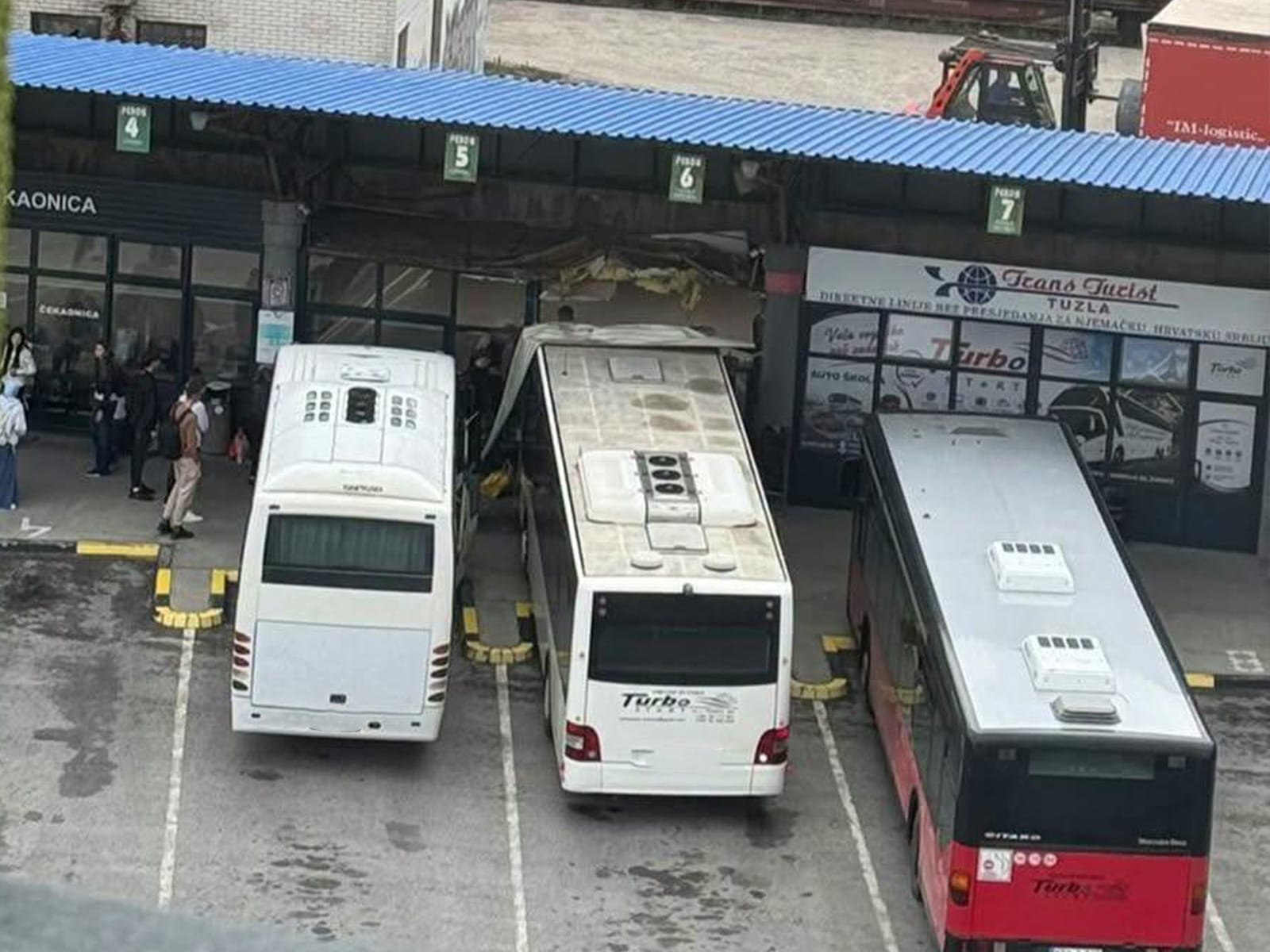 autobus zivinice cover 2 Autobus udario u autobusku stanicu u Živinicama, povrijeđene tri osobe