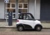 Isplati li se danas preći sa benzinca na električni automobil? Mali beli električni automobil priključen na stanicu za punjenje