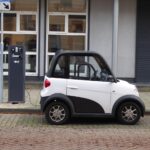 Isplati li se danas preći sa benzinca na električni automobil? Mali beli električni automobil priključen na stanicu za punjenje