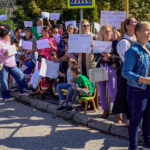 Roditelji ispred UKC-a Tuzla traže trajno rješenje za nedostatak specijalista Roditelji ispred UKC-a Tuzla traže trajno rješenje za nedostatak specijalista