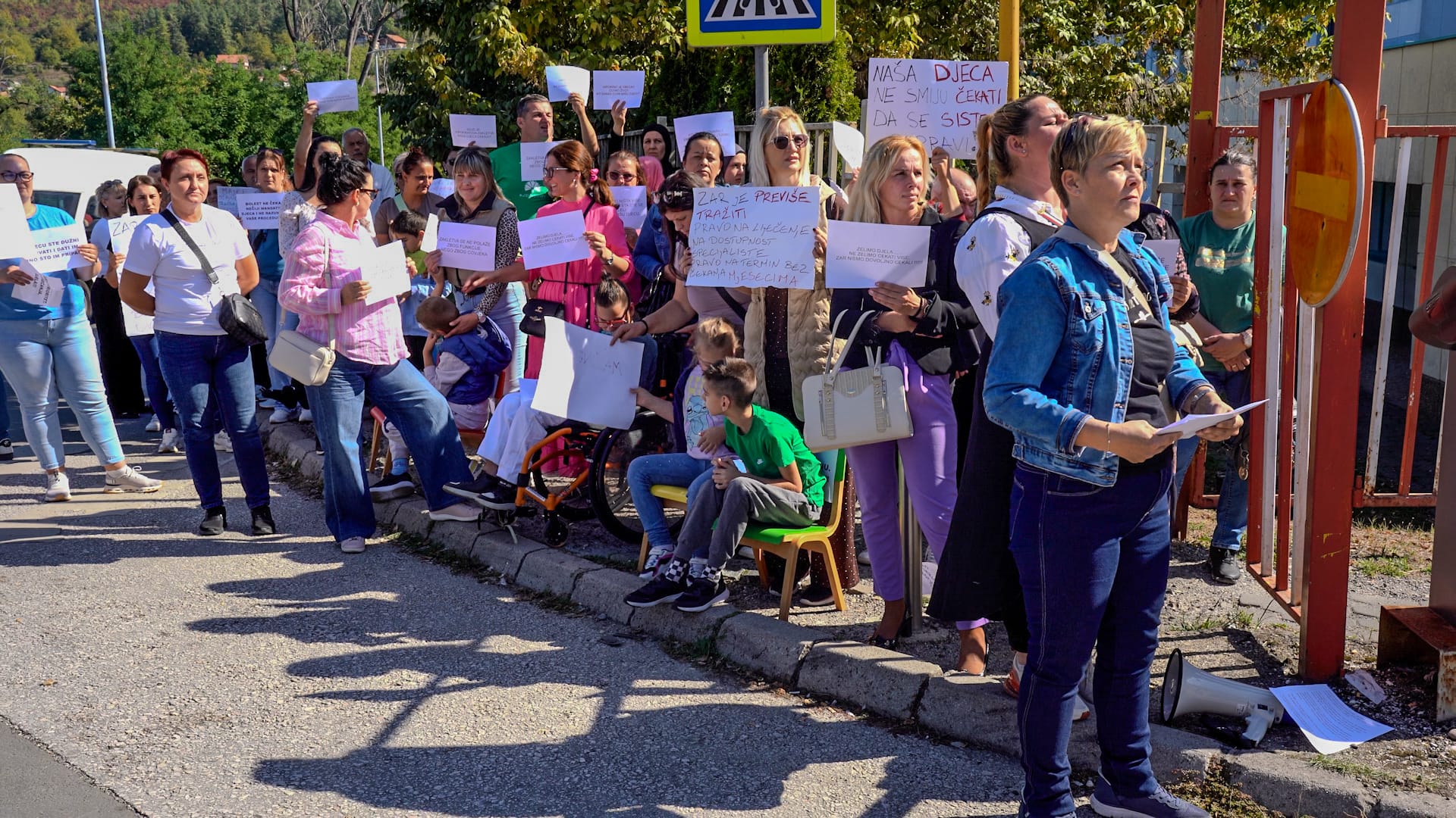 potest majki ukc 1 Roditelji ispred UKC-a Tuzla traže trajno rješenje za nedostatak specijalista