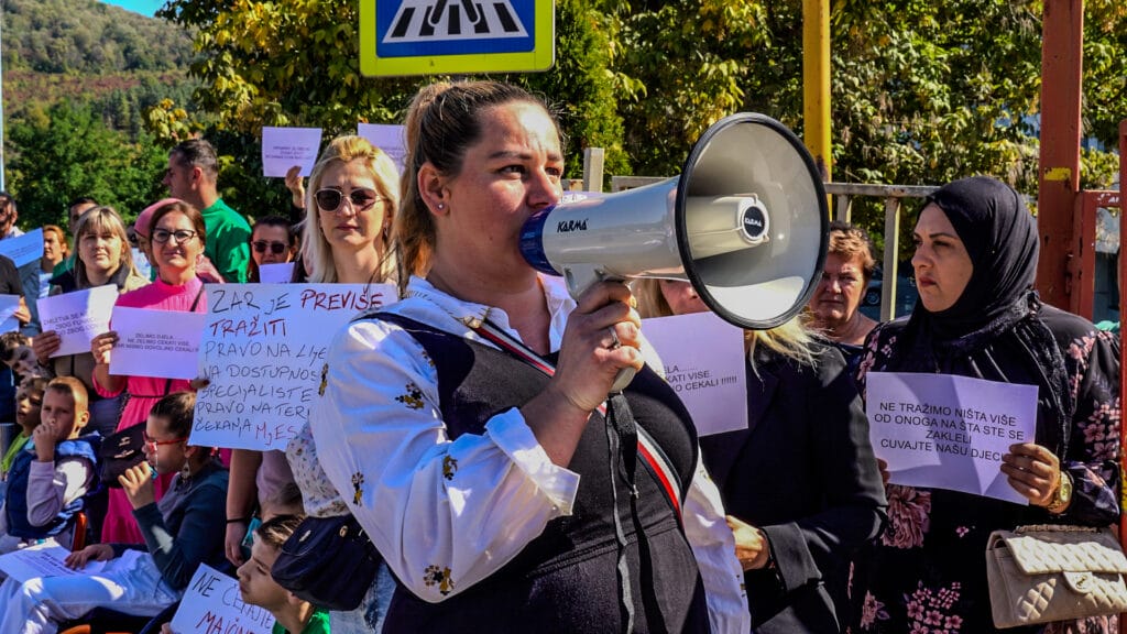 Roditelji ispred UKC-a Tuzla traže trajno rješenje za nedostatak specijalista