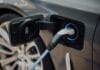 Punjač električnog automobila priključen u priključak za punjenje