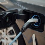 Tuzlanski kanton ulaže 100.000 KM u izgradnju novih punionica za električna vozila Punjač električnog automobila priključen u priključak za punjenje