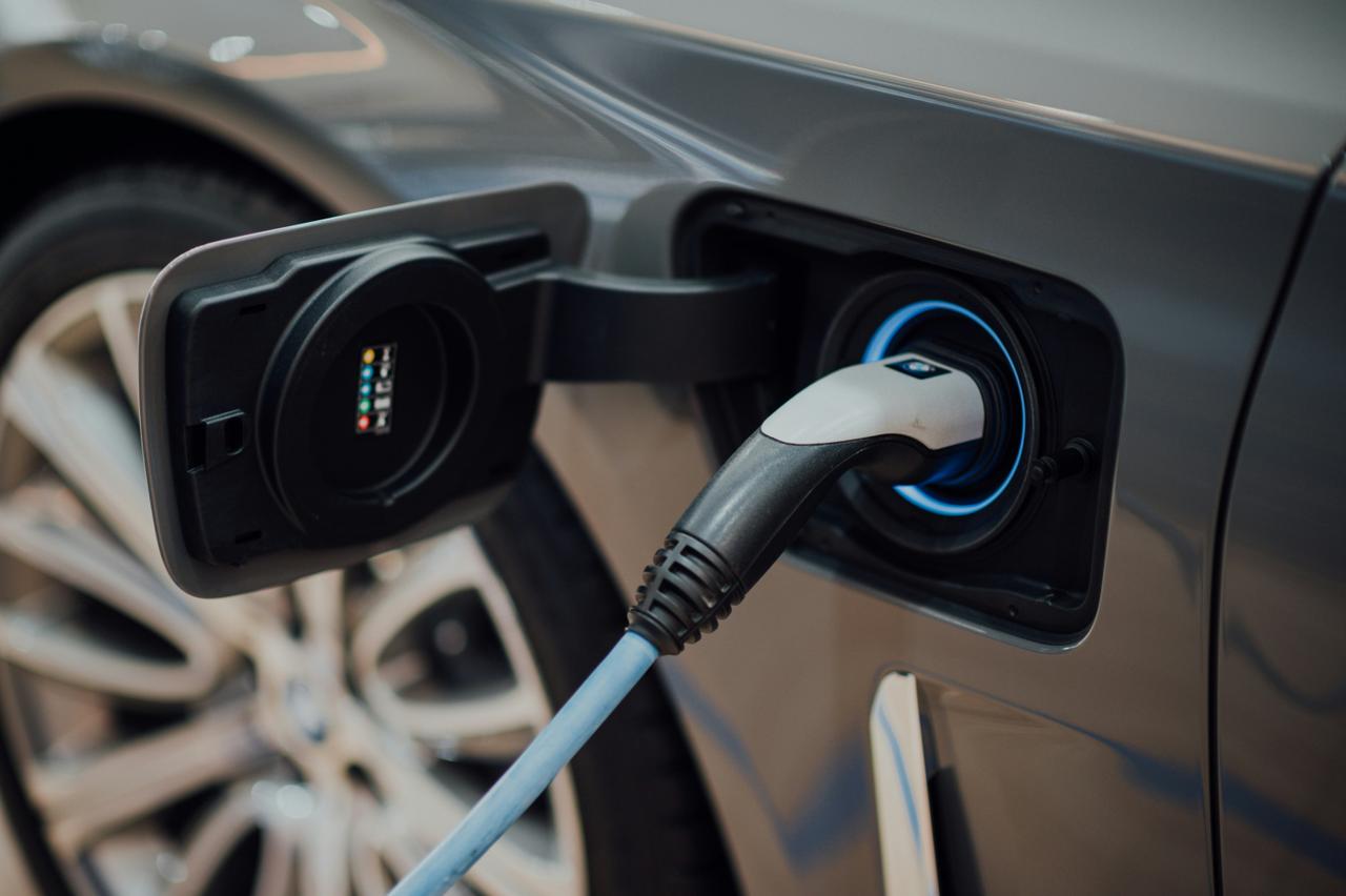 Punjač električnog automobila priključen u priključak za punjenje
