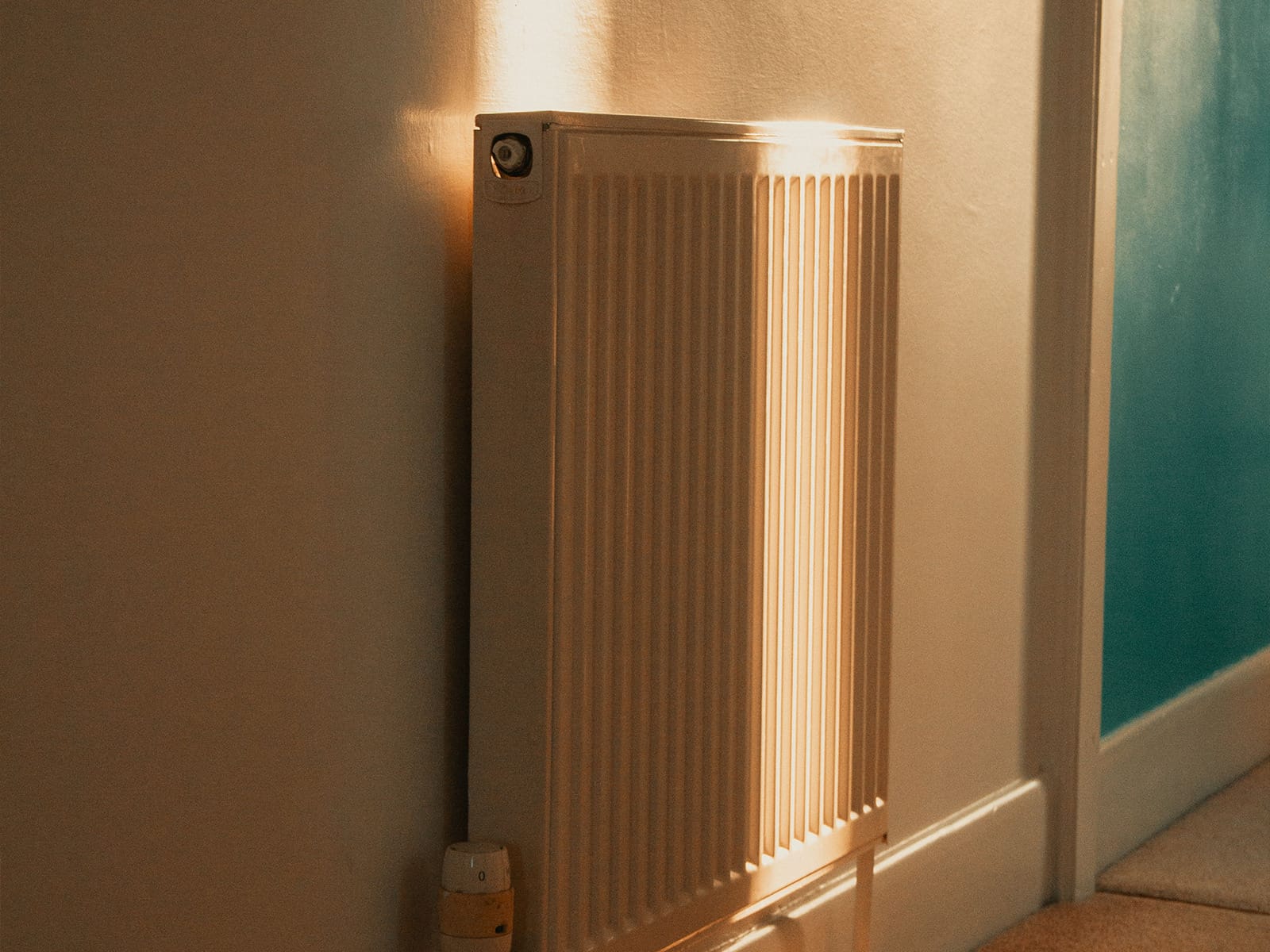 radiator cover 2 Radijator slabo grije? Prije nego zovete majstora provjerite ovaj ventil