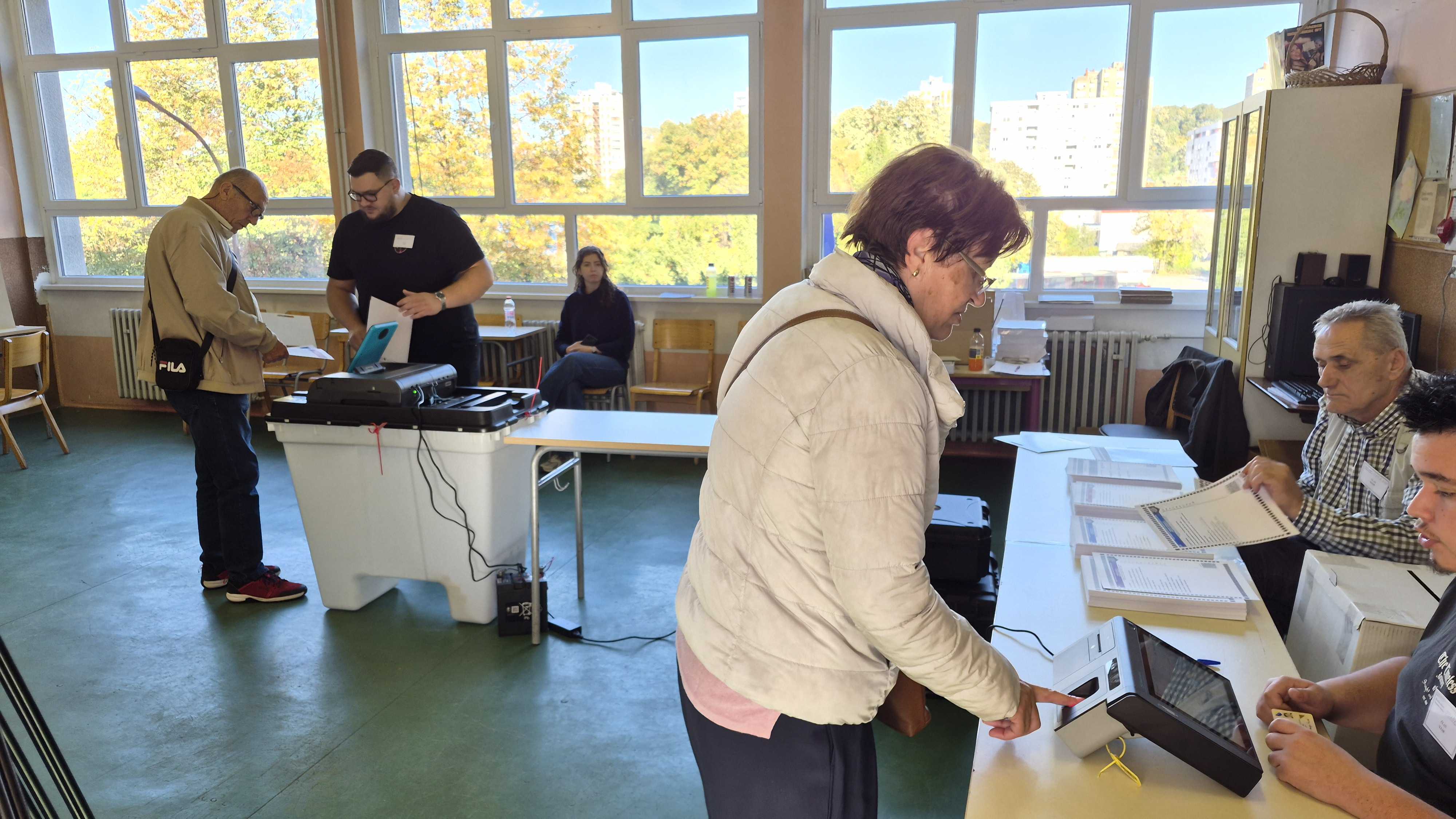 Izborni dan u Tuzli: Nove tehnologije, kašnjenja i prve reakcije birača