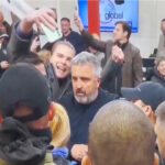 Dramatične scene u Beogradu: Građani upali u redakciju Informera, intervenisala policija Dramatične scene u Beogradu: Građani upali u redakciju Informera, intervenisala policija