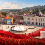 Pod Tuzlom se crveni meraja: Kako je glasala Tuzla Kako je glasala Tuzla, panorama Trga slobode s crvenim detaljima i glasačkom kutijom.