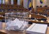 Kompenzacijske liste: Ko ima dodatnu priliku za mandat? Glasačka kutija i kandidatska lista ispred parlamentarnih klupa; Kompenzacijski mandati i izbor zastupnika u parlament.