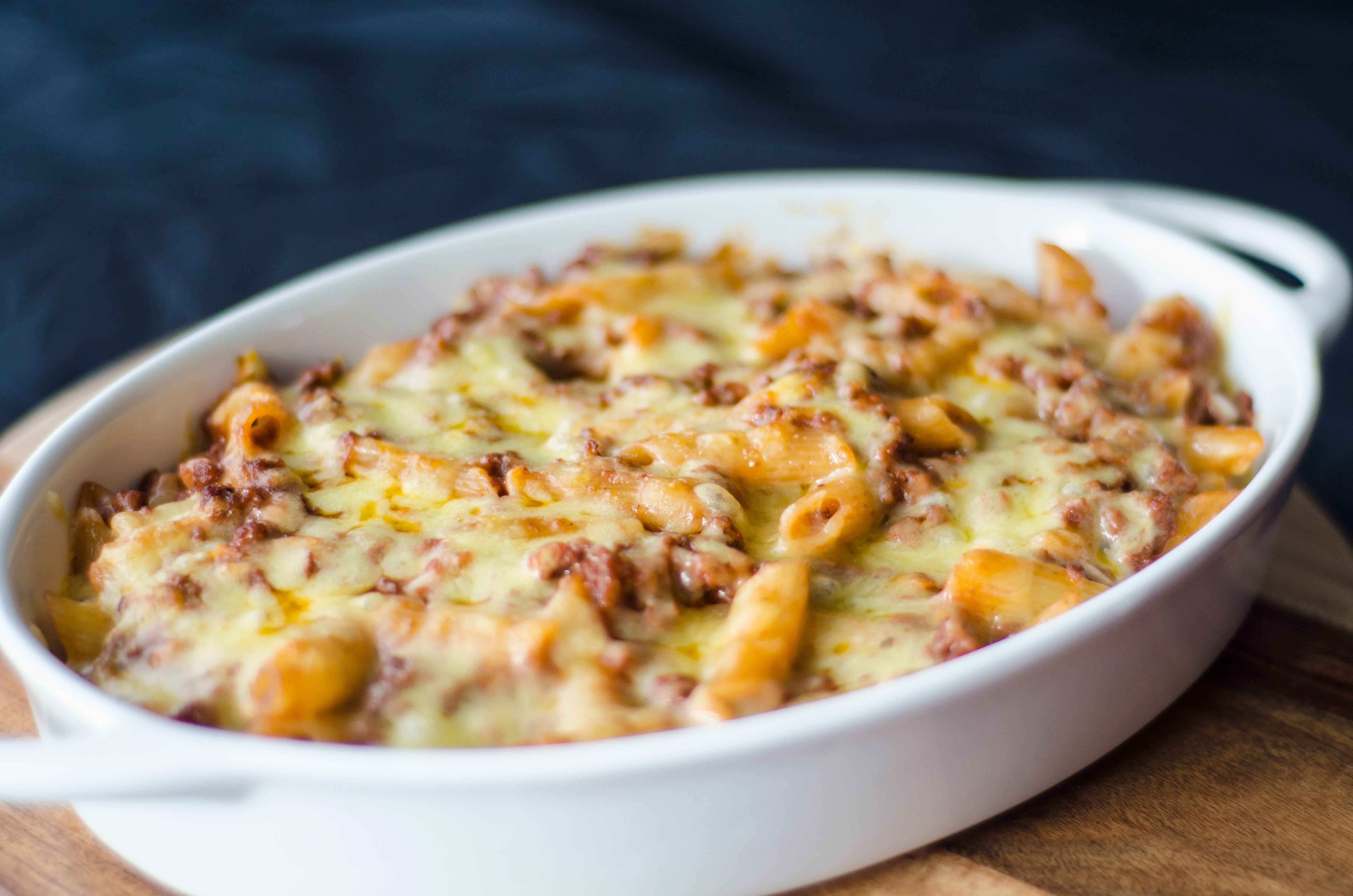 tjestenina Napravite ukusnu zapečenu tjesteninu sa sirom uz jednostavan recept. Kremasti umak, rastopljeni sir i hrskava korica za savršen porodični ručak.